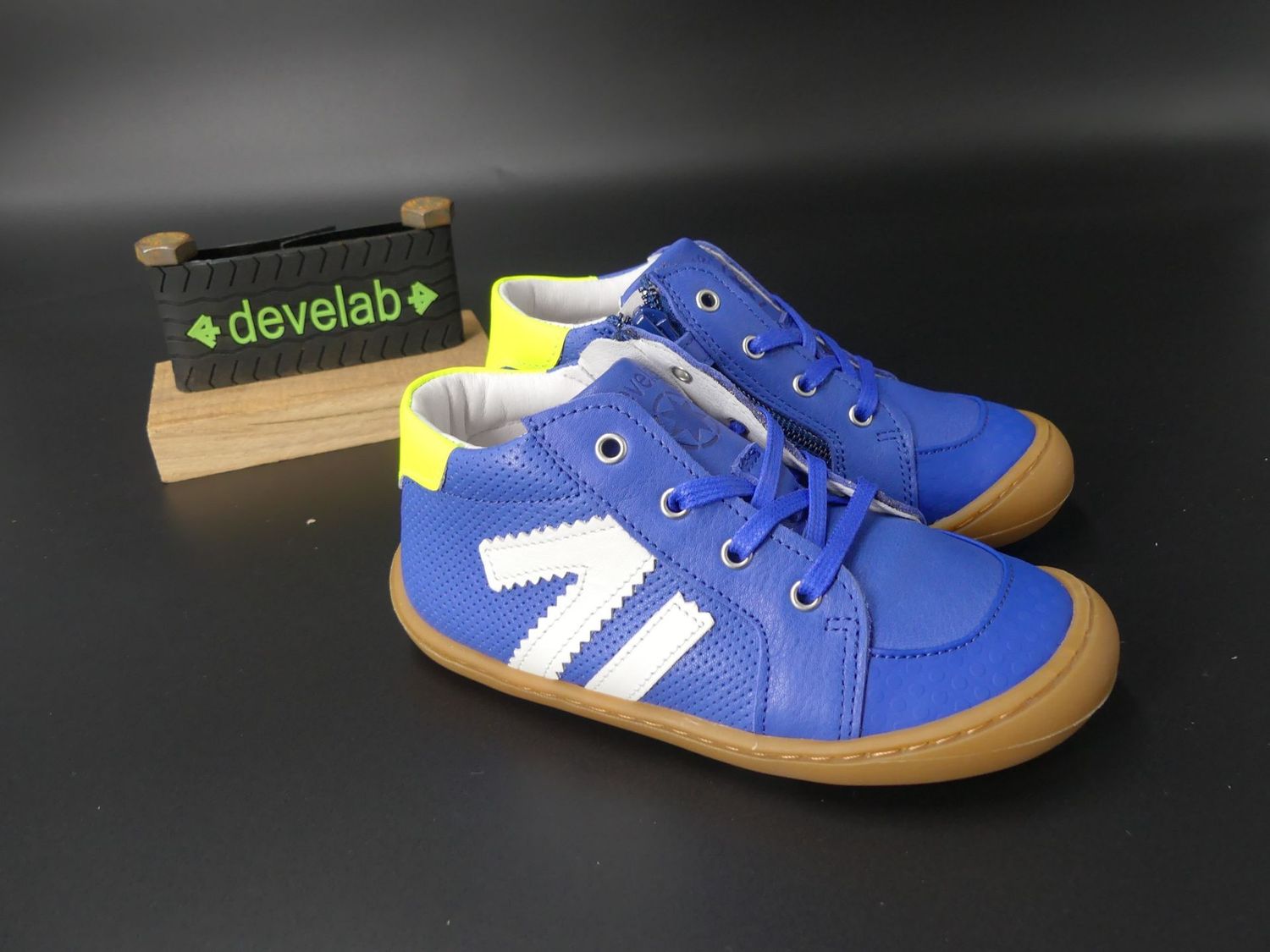 Seitenansicht des blauen Develab Kleinkind-Barfußschuhs mit weissem Zickzack-Detail