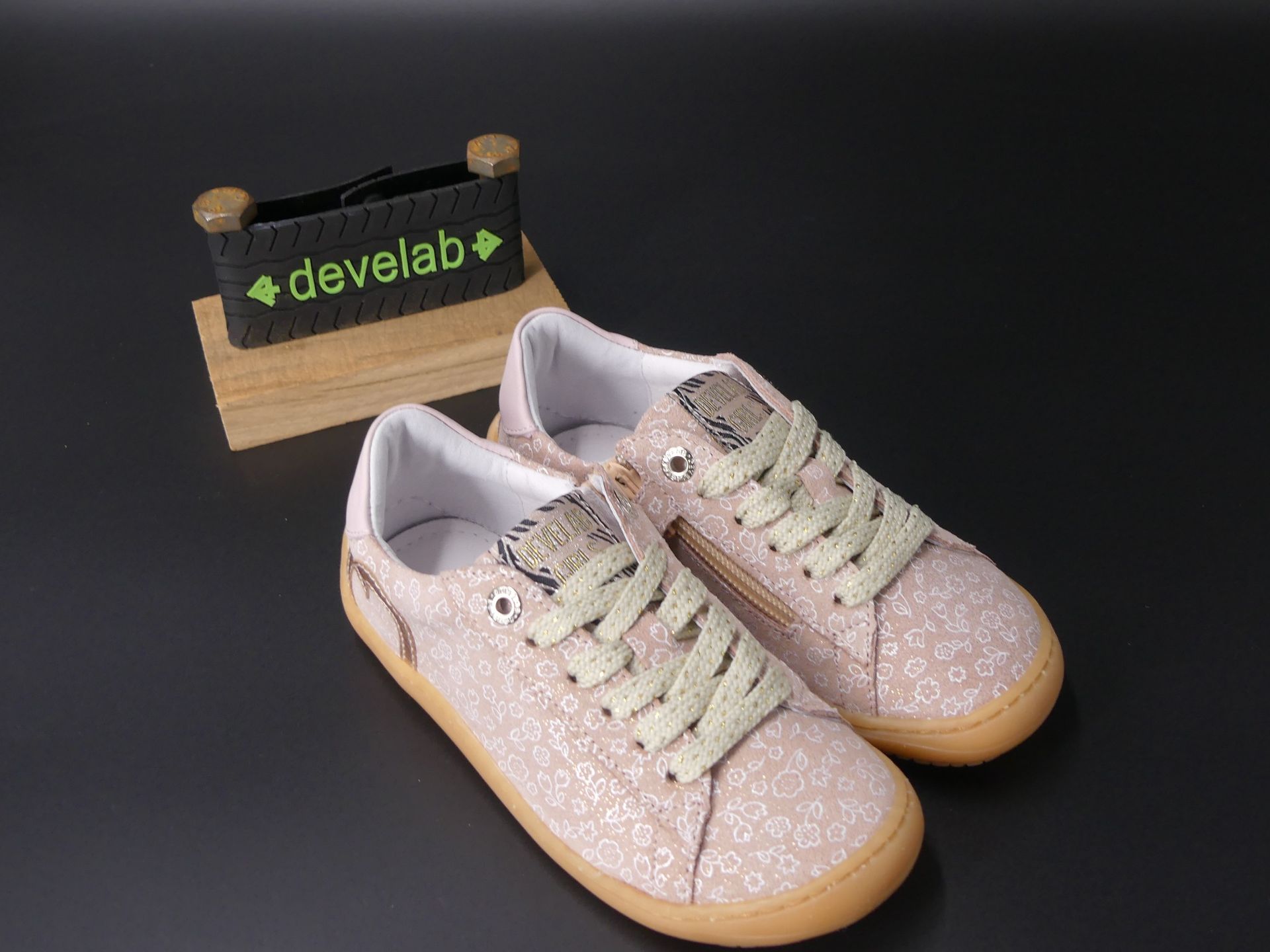 Altrosa Barfußsneaker Develab Laces Fantasy Old Pink – Seitenansicht mit Schnürung