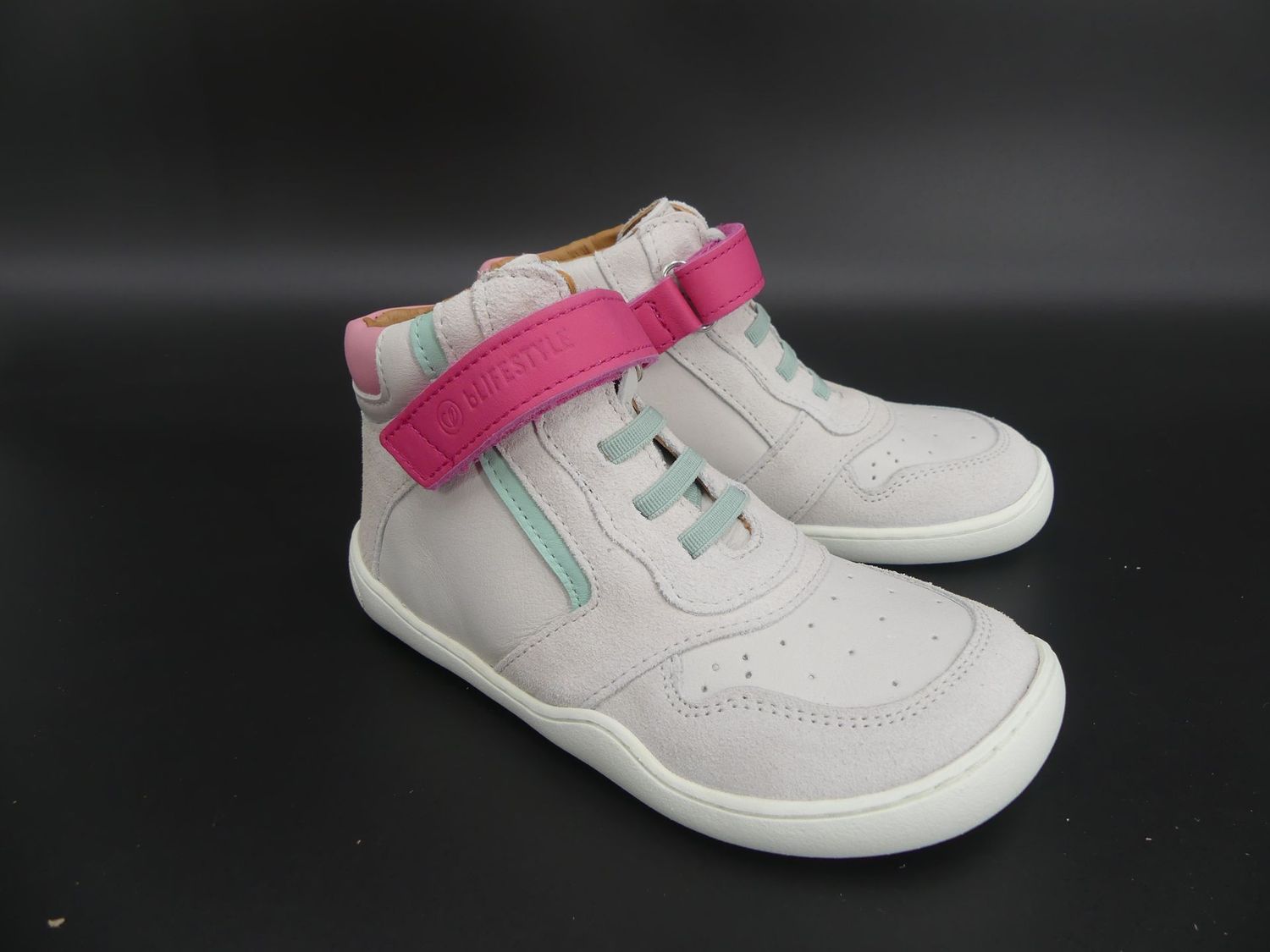 bLIFESTYLE anurafroschSTYLE Barfußschuh Midcut weiß mit pinkem Klett und mintfarbenen Details – flexible Sohle