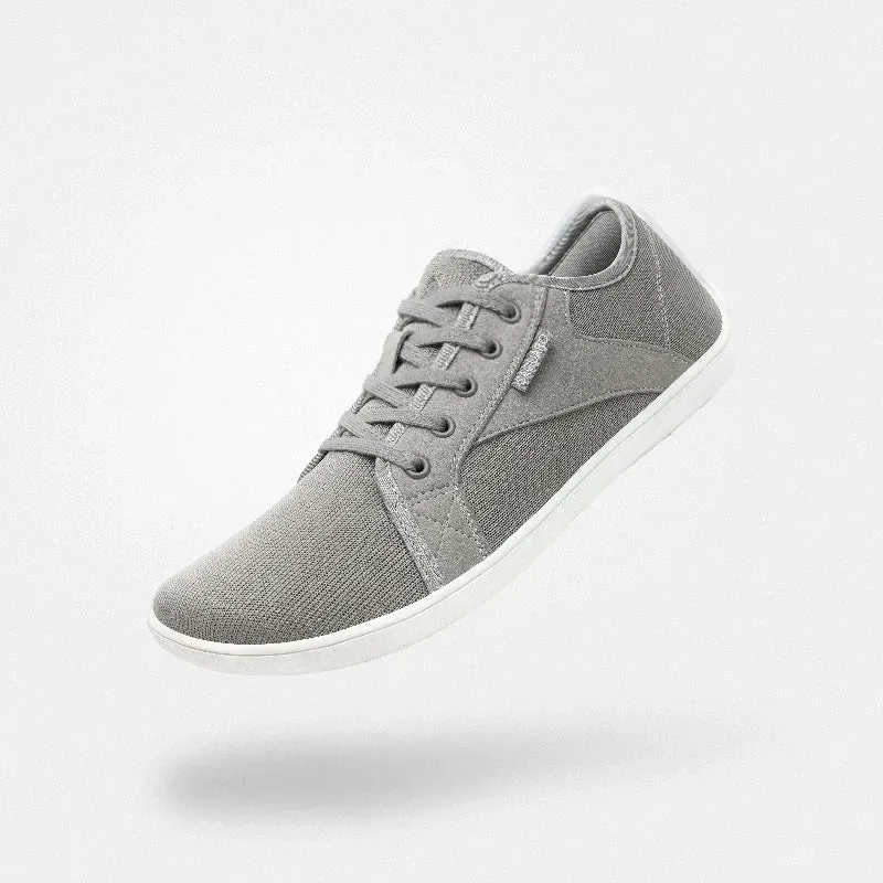 Freigestellter Saguaro LUCK I Grey in schräger Seitenansicht als leichter veganer Barfußschuh