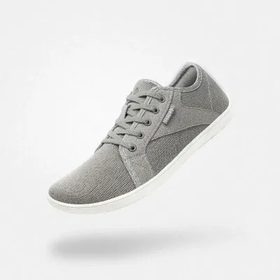 Freigestellter Saguaro LUCK I Grey in schräger Seitenansicht als leichter veganer Barfußschuh