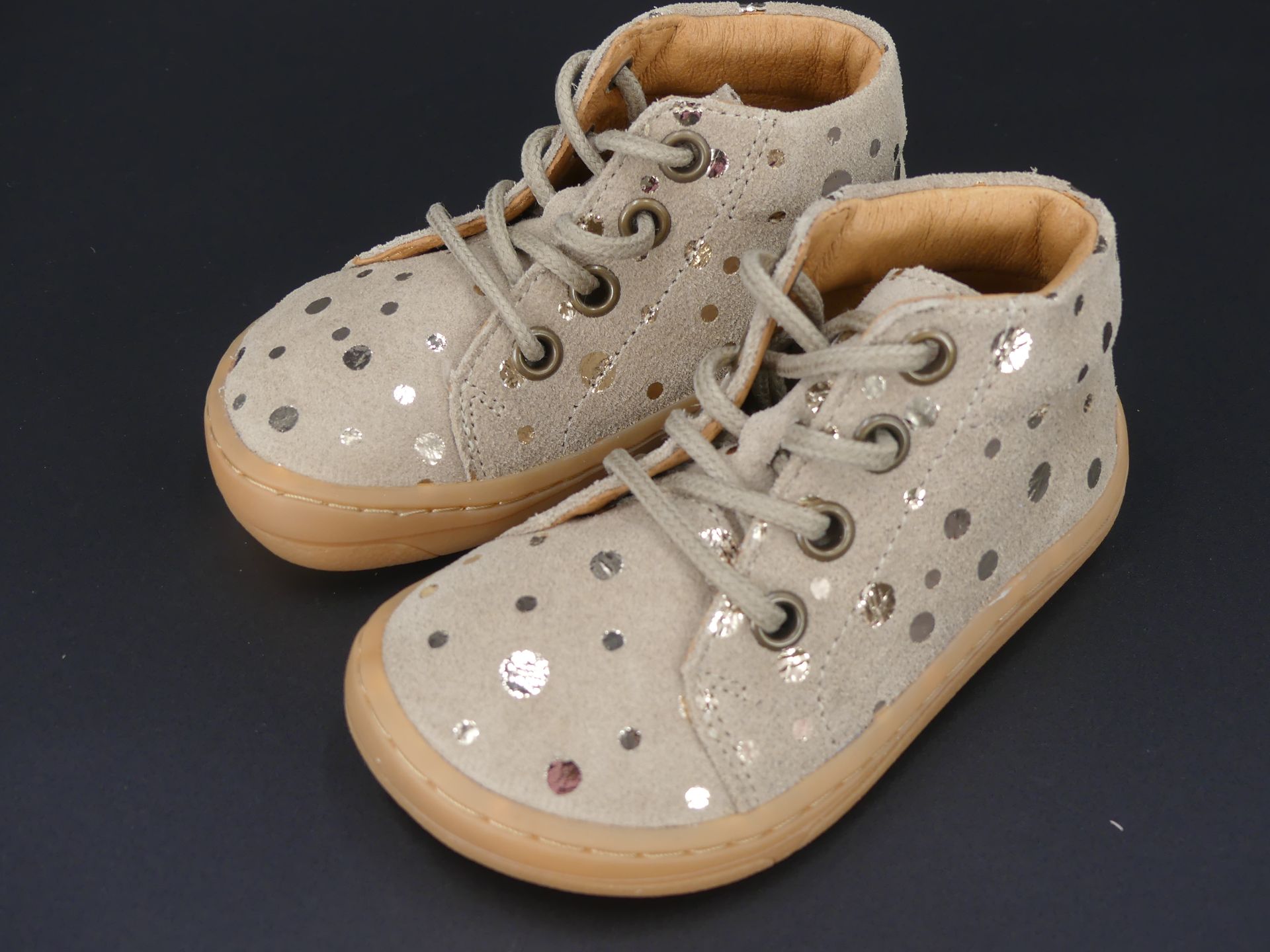 Froddo First Steps Beige Gold Barfuß Lauflernschuhe Kinder mit goldenen Punkten