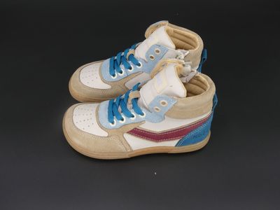 Schnürung & seitlicher Zipper – leichter Einstieg mit sicherem Halt