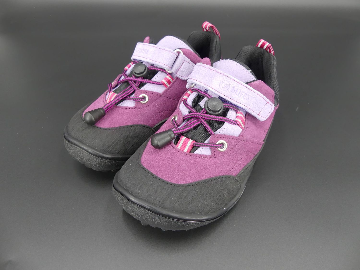 bLIFESTYLE steinbockSTYLE TEX Low – wasserdichter Outdoor-Barfußschuh Beere bLIFESTYLE steinbockSTYLE TEX low – von oben fotografiert mit breiter Zehenbox für optimale Zehenfr…