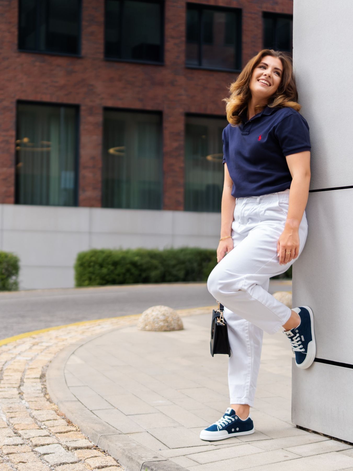 Tragebild beLenka Rebound dark blue-white – marineblauer Barfußsneaker mit weisser Sohle, kombinier…