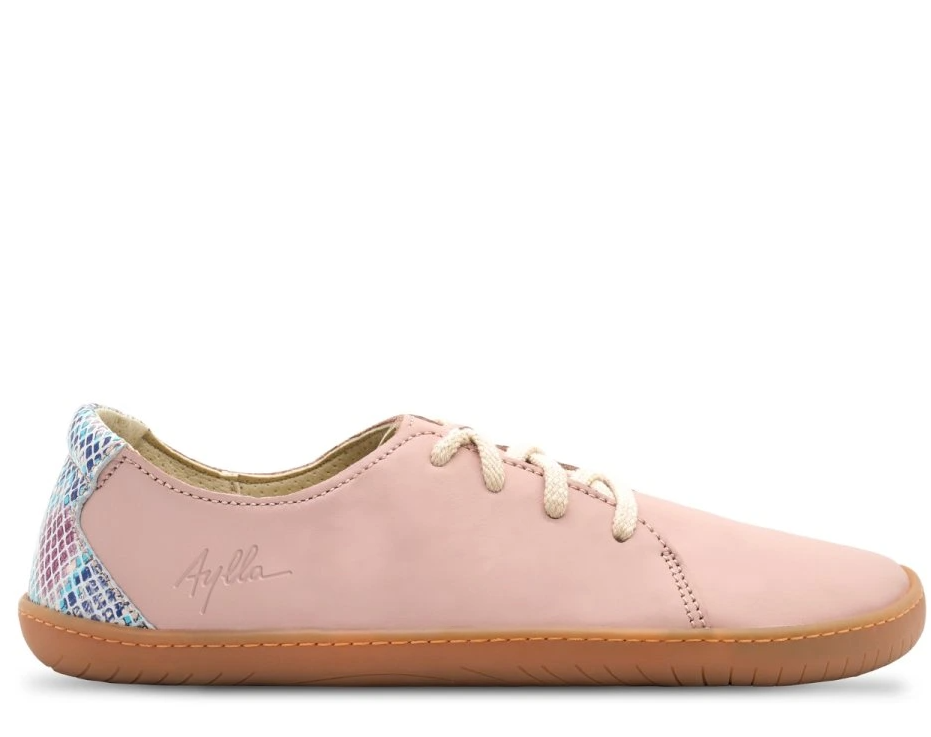 Seitliche Ansicht des Aylla Inca Barfußhalbschuhs in zartem Rosé mit bunter Fersenkappe und flexibl…