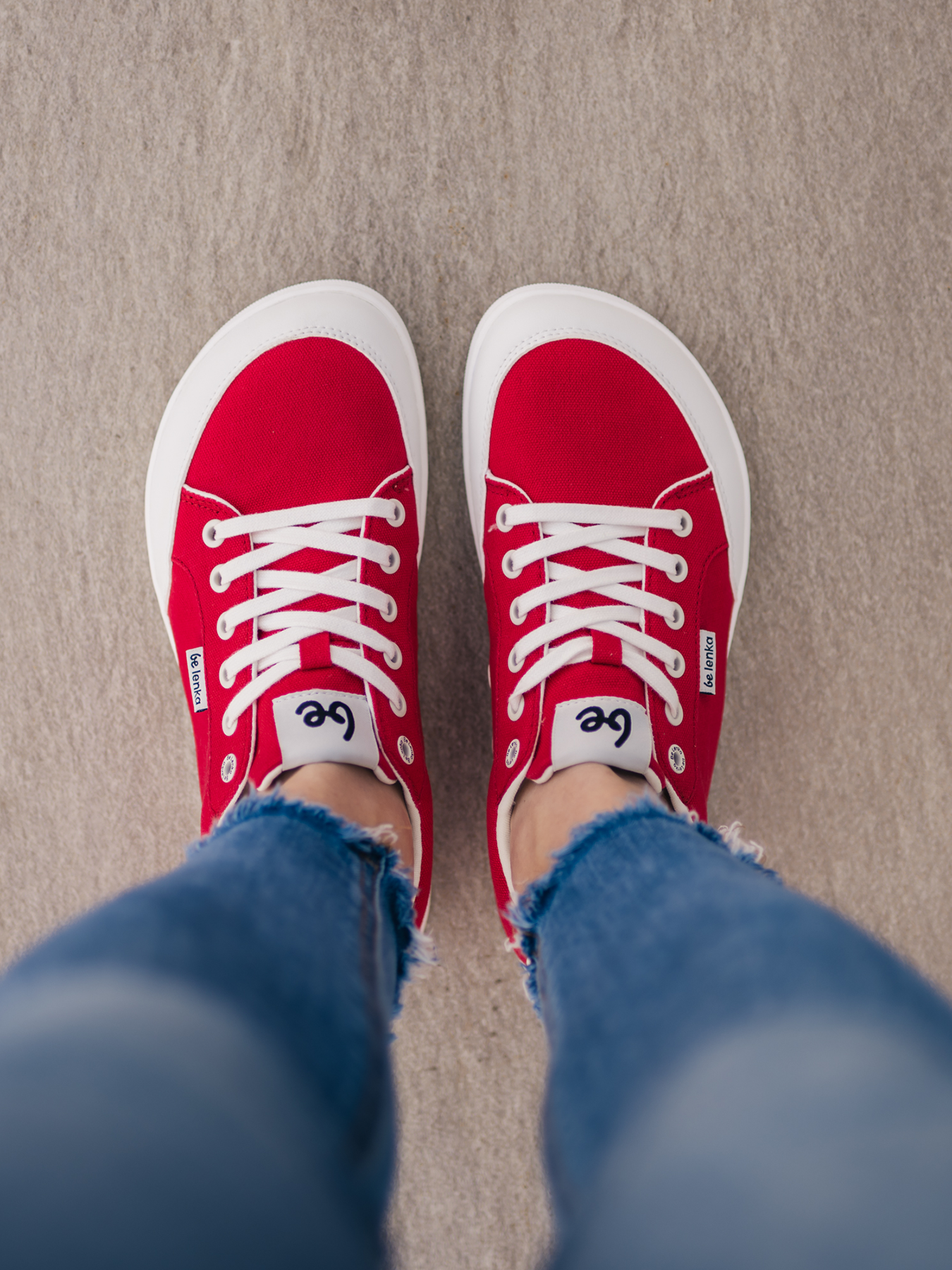 Tragebild des beLenka Rebound red-white – getragen mit fransiger Jeans, lässiger Auftritt in Bewegu…