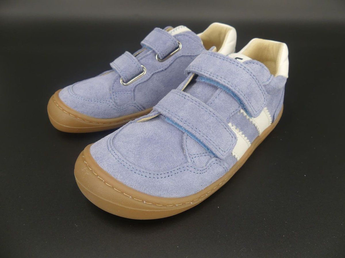 KOEL Bali 2.0 Suede Aqua – Barfußschuhe für Kinder in Hellblau Schrägansicht des KOEL Bali 2.0 Suede Aqua Barfußschuhs mit zwei Klettverschlüssen