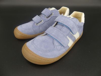Schrägansicht des KOEL Bali 2.0 Suede Aqua Barfußschuhs mit zwei Klettverschlüssen