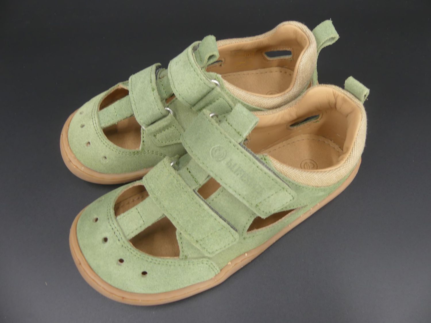 bLifestyle kammmolchSTYLE Barfußsandalen moosgruen – obere Ansicht mit breiter Zehenbox und weicher…