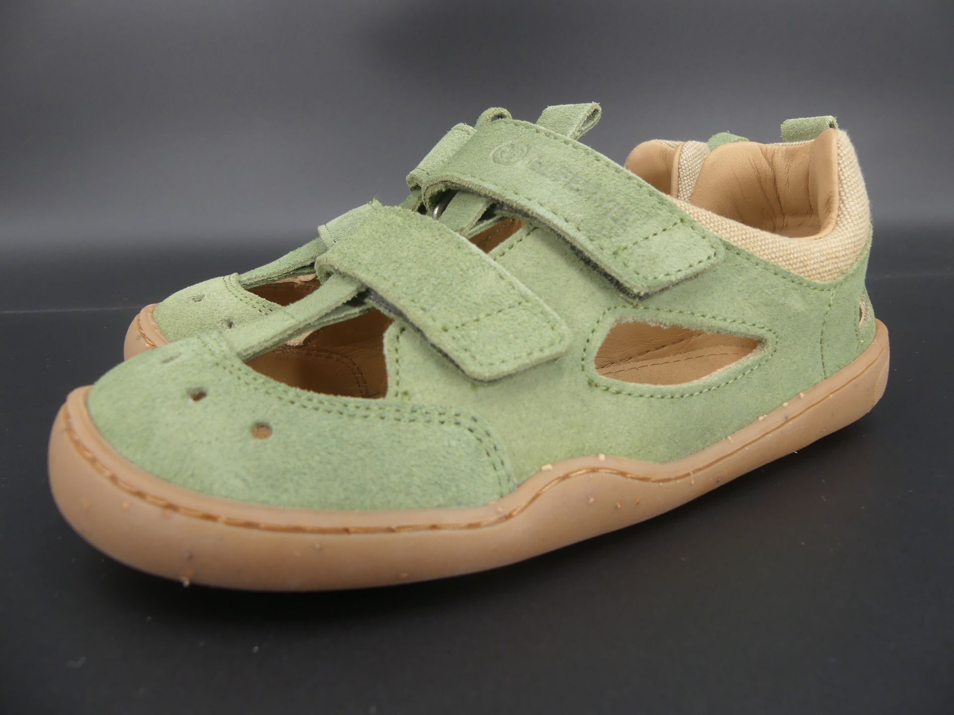 bLifestyle kammmolchSTYLE Barfußsandalen moosgruen – obere Ansicht mit breiter Zehenbox und weicher…