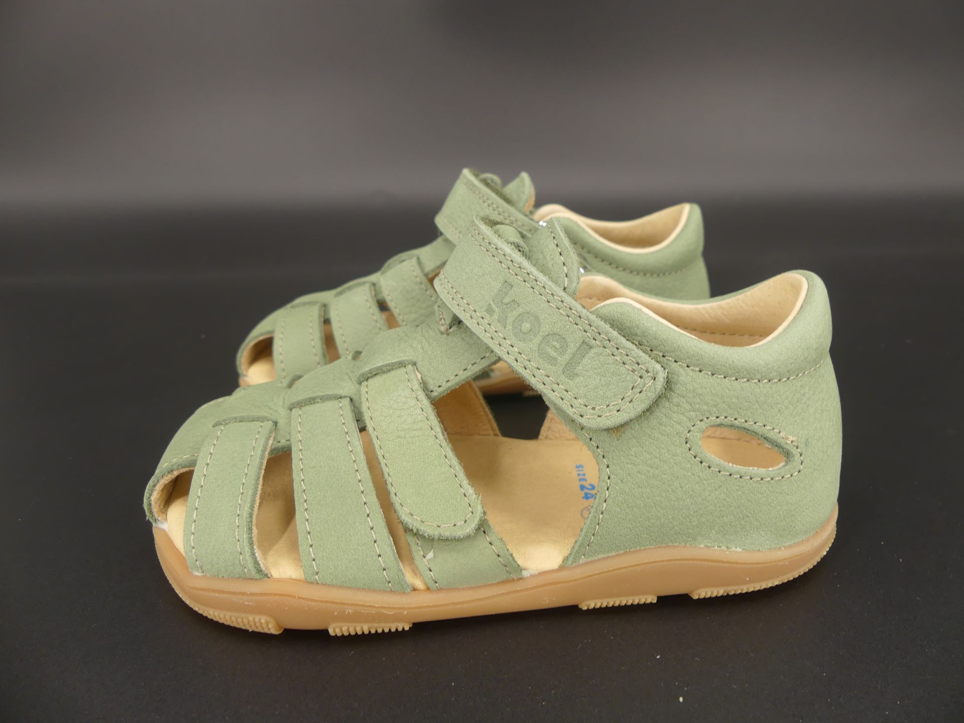 KOEL Ola Sandale für Kinder in Olive – Vorderansicht mit verstellbarem Riemen