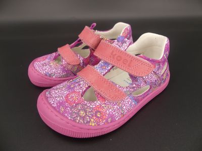 KOEL DEEN Mädchensandale in Fuchsia Mosaik – Seitenansicht mit floralem Design & flexibler Barfußso…