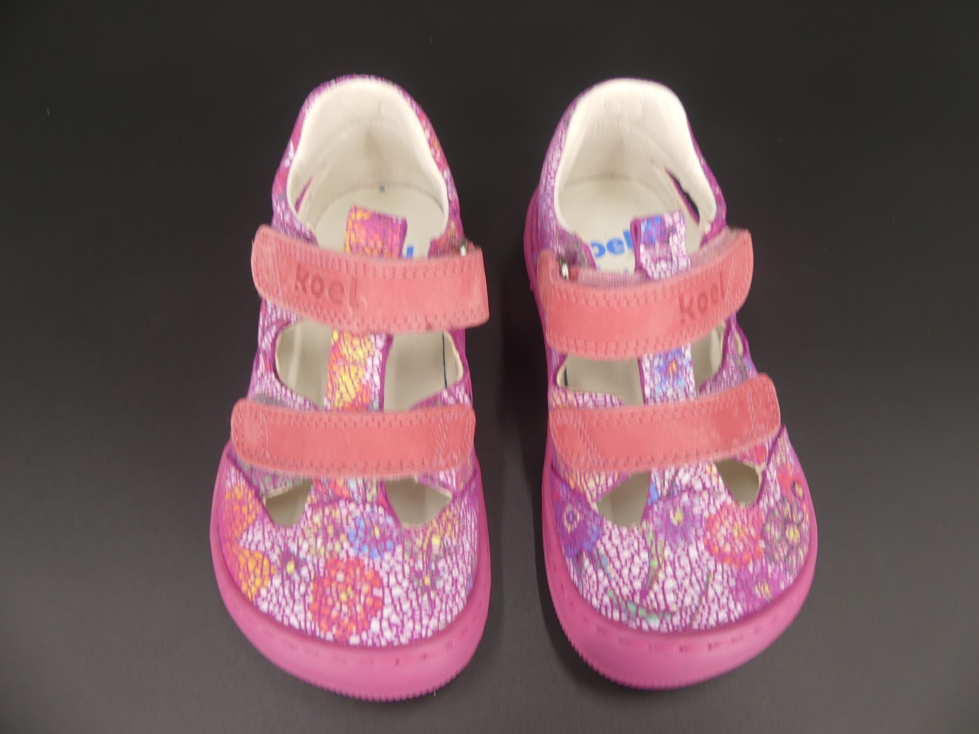 KOEL DEEN Mädchensandale in Fuchsia Mosaik – Seitenansicht mit floralem Design & flexibler Barfußso…