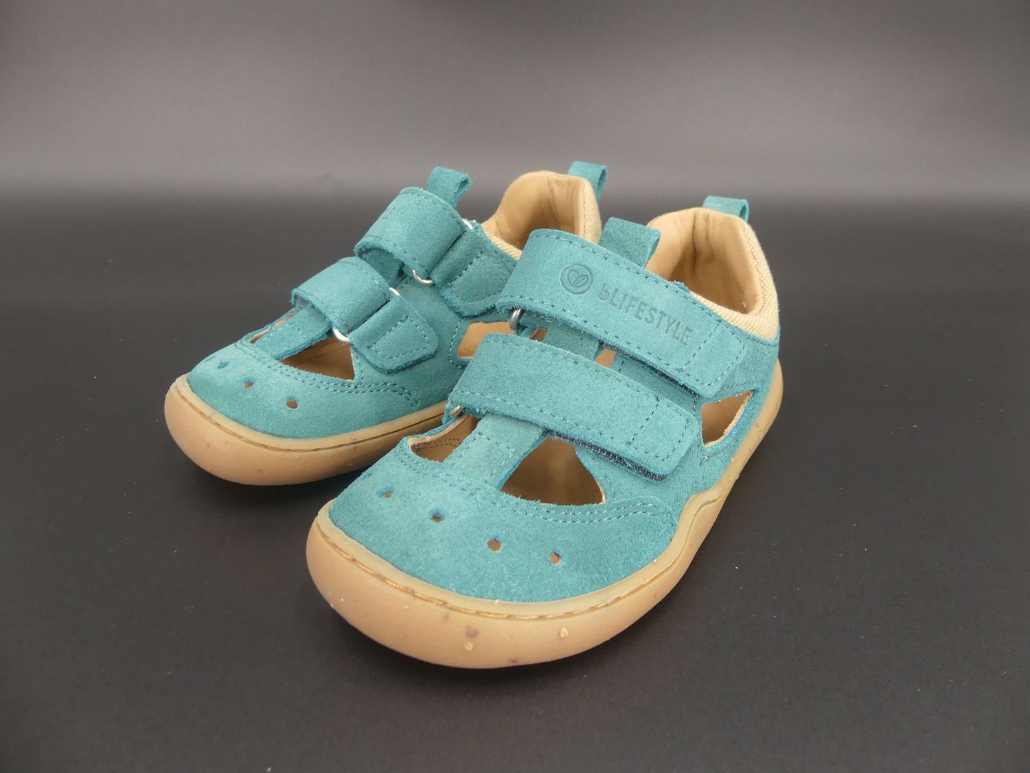 Kammolchstyle in Petrol – geschlossener Barfußschuh mit zwei Klettverschlüssen