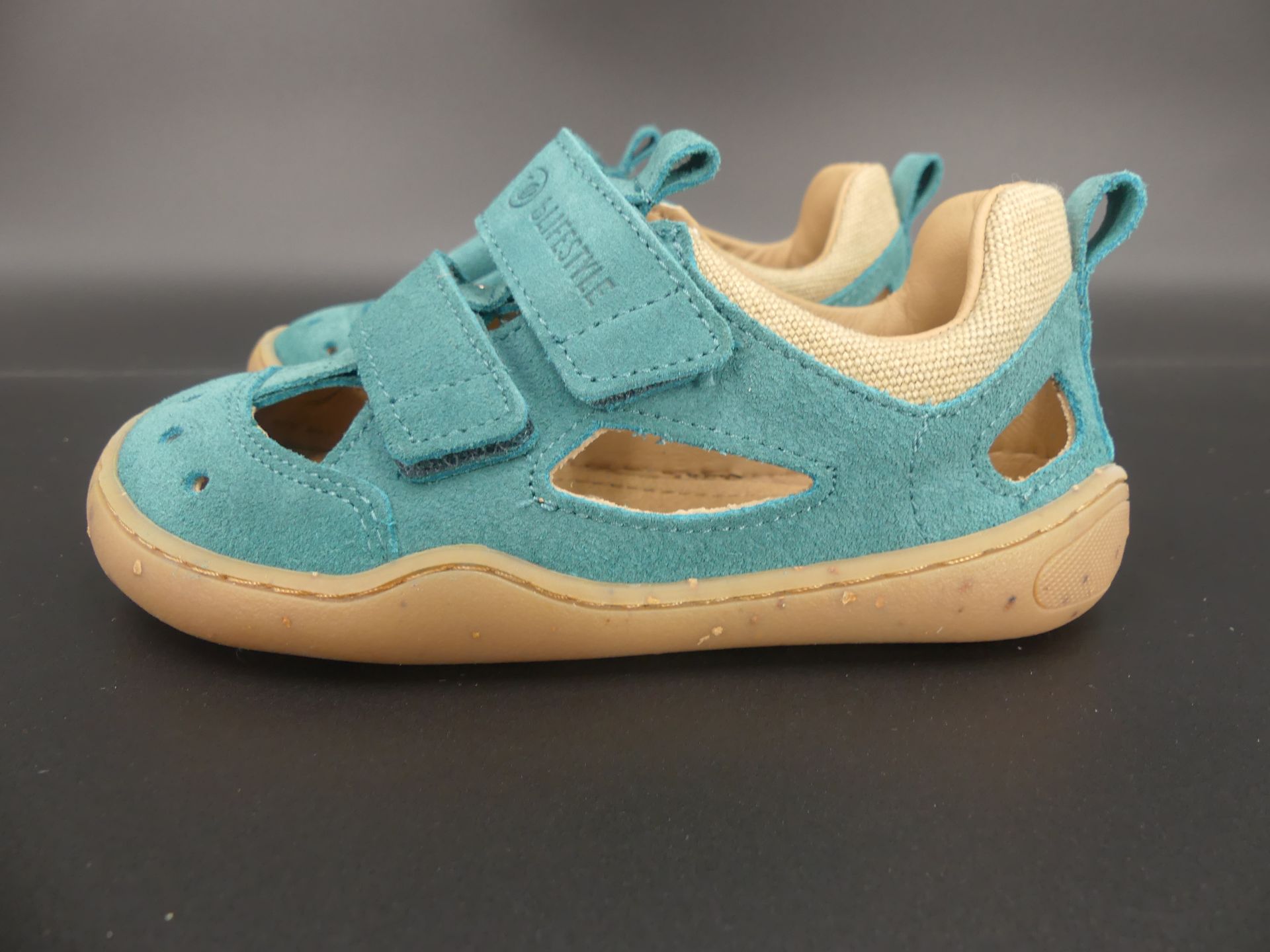 Kammolchstyle in Petrol – geschlossener Barfußschuh mit zwei Klettverschlüssen