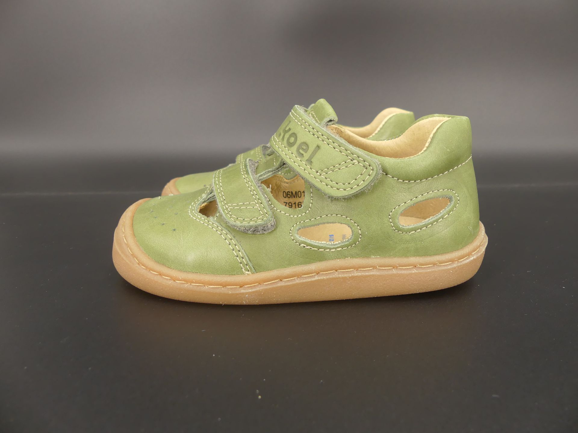 KOEL BEP Sandale in Olive – vorn geschlossen mit breitem Klettverschluss