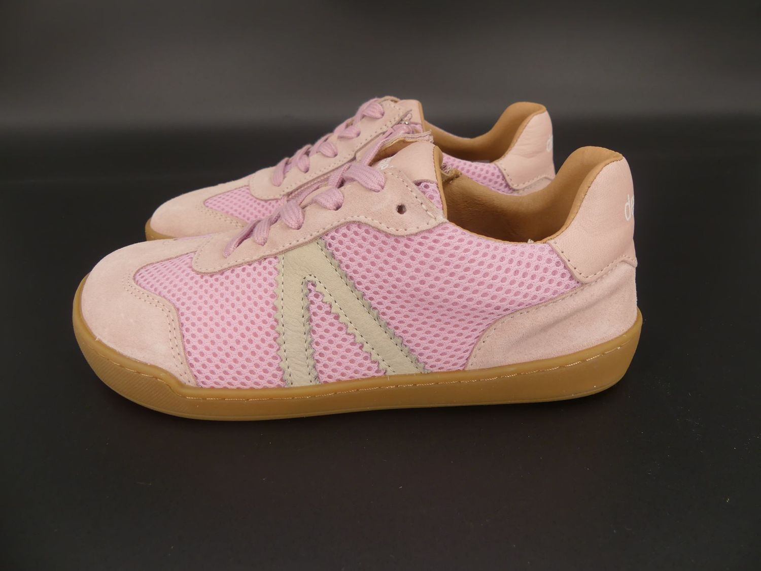 Develab Barfußsneaker Pink Fantasy – sportliche Seitenansicht mit Mesh & Veloursleder