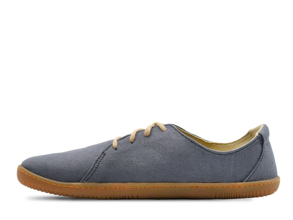 Seitenansicht des Aylla Nuna Barfußschuhs in Rauchblau – cleanes Design mit brauner Sohle