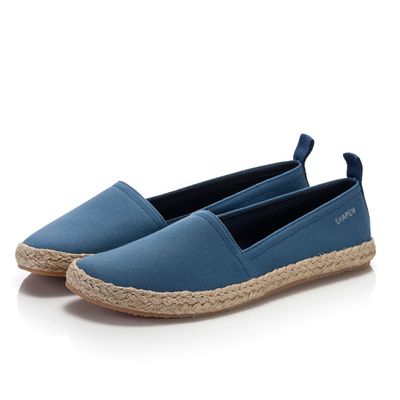 Shapen PLAYA Barfuß-Espadrilles – Indigo Shapen PLAYA Espadrilles in Indigo – Vorderansicht schräg fotografiert