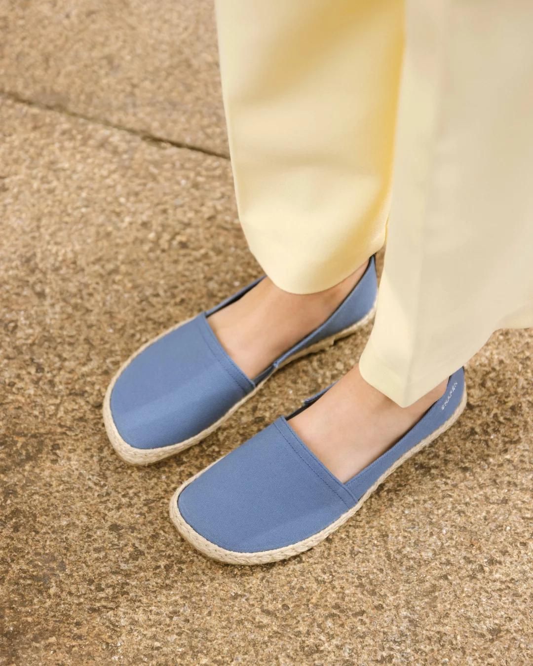 Shapen PLAYA Espadrilles in Indigo – Vorderansicht schräg fotografiert