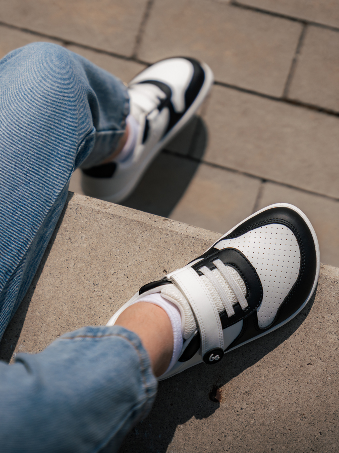 Getragener Scoot Kids Sneaker – Seitenansicht beim Spielen draußen