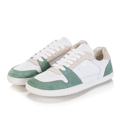 Shapen Re:Wind Barfußsneaker – Jade Shapen Re:Wind in Jade – seitlich-frontale Ansicht, Sneaker aus Glatt- und Wildleder