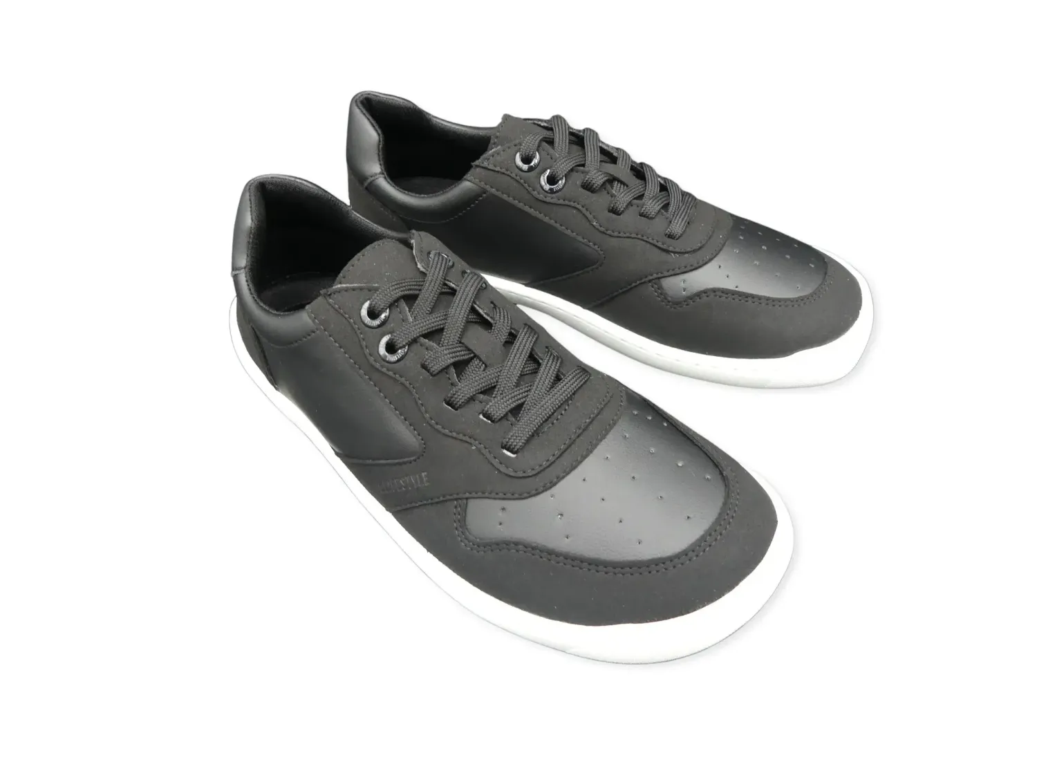 Schräge Gesamtansicht des veganen bLifestyle windhauchSTYLE Barfußsneakers in Schwarz