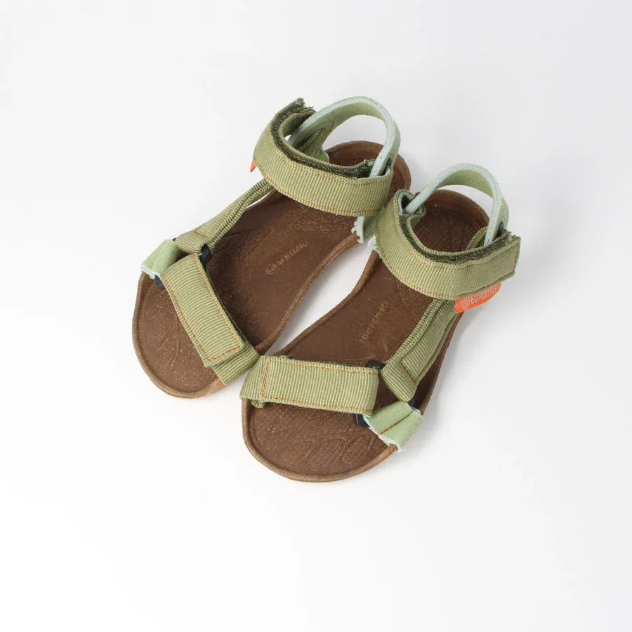 bLIFESTYLE Barfußsandale niobefalterSTYLE in Moosgruen von schräg vorne