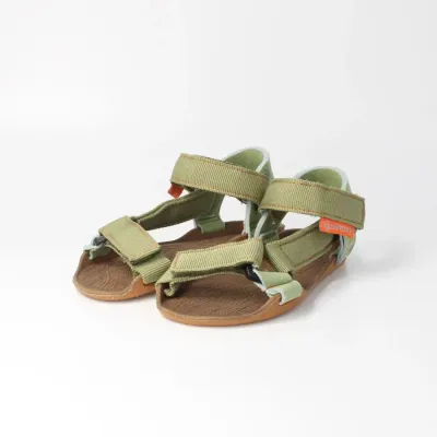 bLIFESTYLE barefoot sandal niobefalterSTYLE in moss green from a front angle