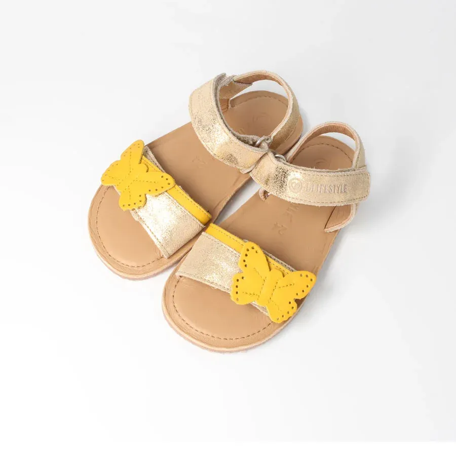 Barfußsandale schillerfalterSTYLE in Goldglanz von schräg vorne fotografiert