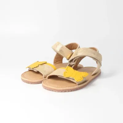 Barfußsandale schillerfalterSTYLE in Goldglanz von schräg vorne fotografiert