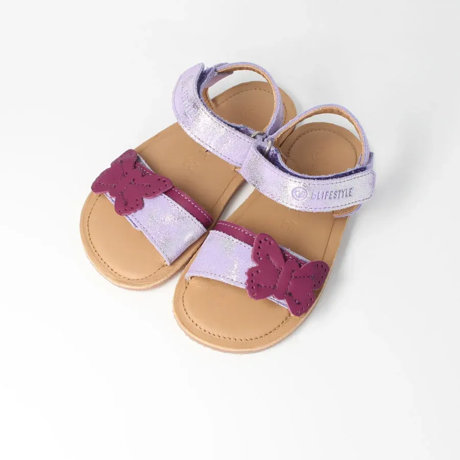 Barfußsandale schillerfalterSTYLE in Lavendelglanz von schräg vorne fotografiert