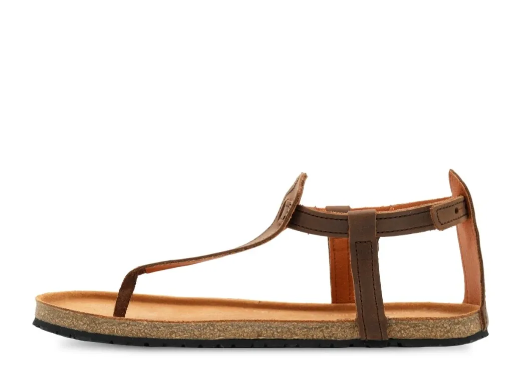 Aylla Qente Barfußsandale braun – Seitenansicht mit Lederriemen und Korksohle