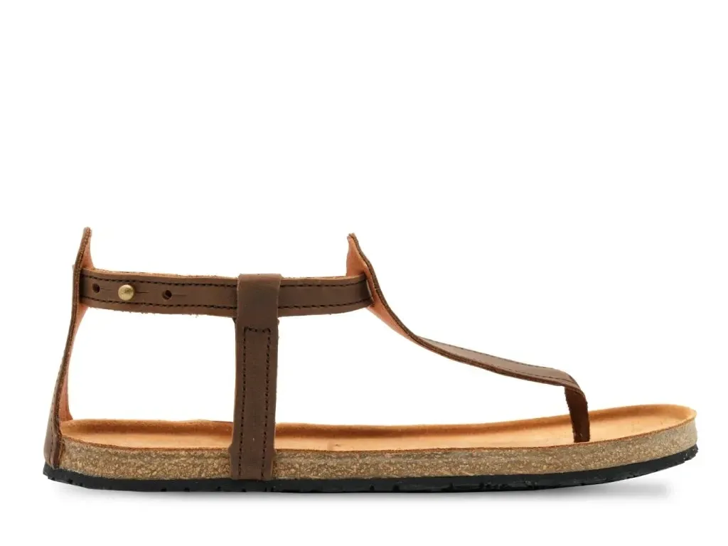 Aylla Qente Barfußsandale braun – Seitenansicht mit Lederriemen und Korksohle