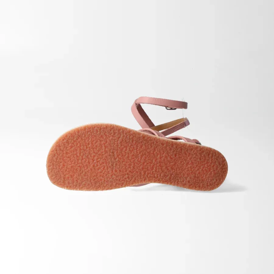 Barfußsandale bLIFESTYLE sonnenkussSTYLE in Altrosa – Seitenansicht mit gekreuzten Riemen aus Bio-L…