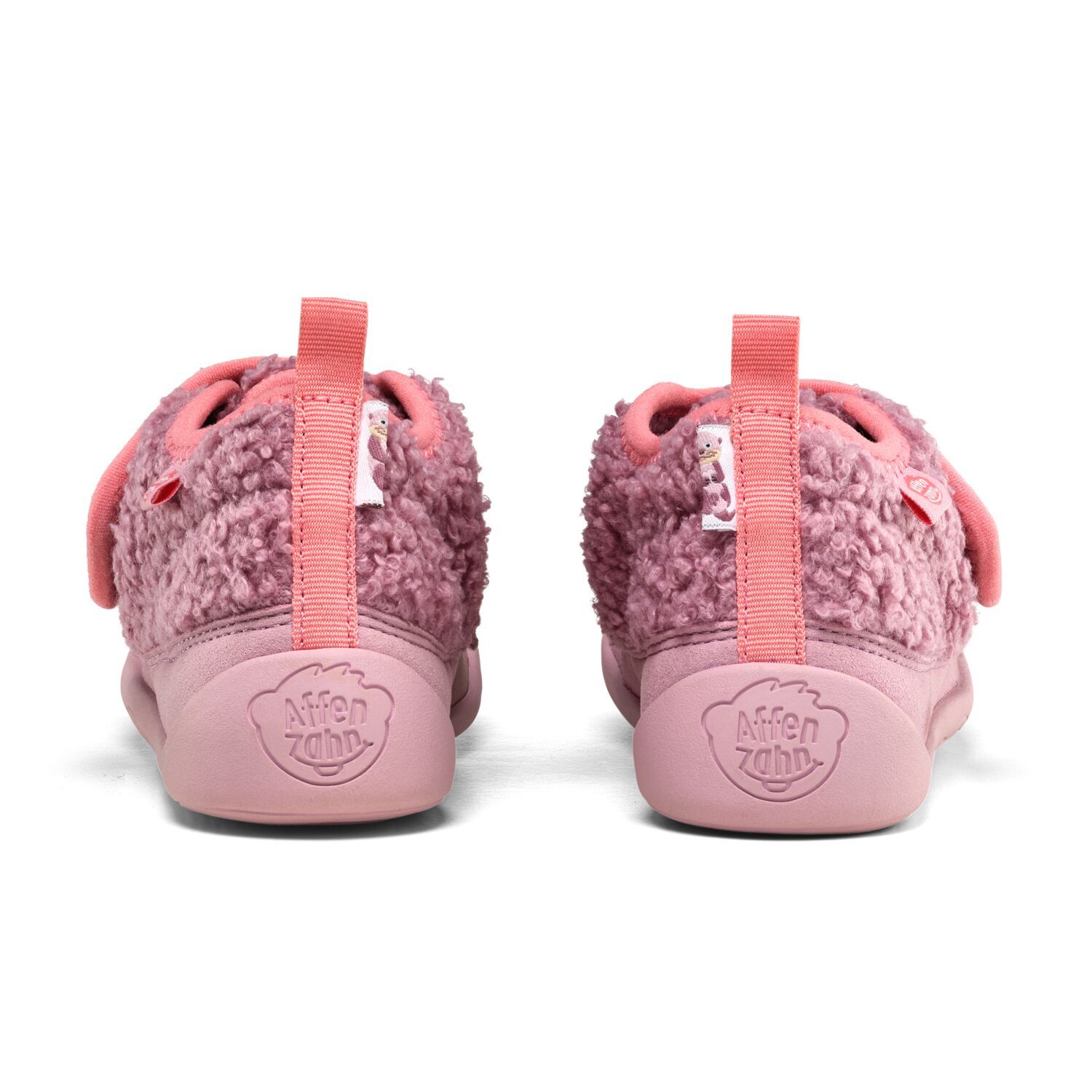 Affenzahn Hausschuh Fleecy Otter rosa als Paar schräg von vorne – warmer, flexibler Barfuß-Hausschuh für Kinder