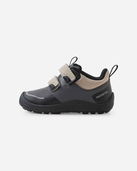 Reima Reimatec Viikari Soft Black – Barfußschuhe für Kinder in 3/4-Ansicht mit zwei Klettverschlüssen
