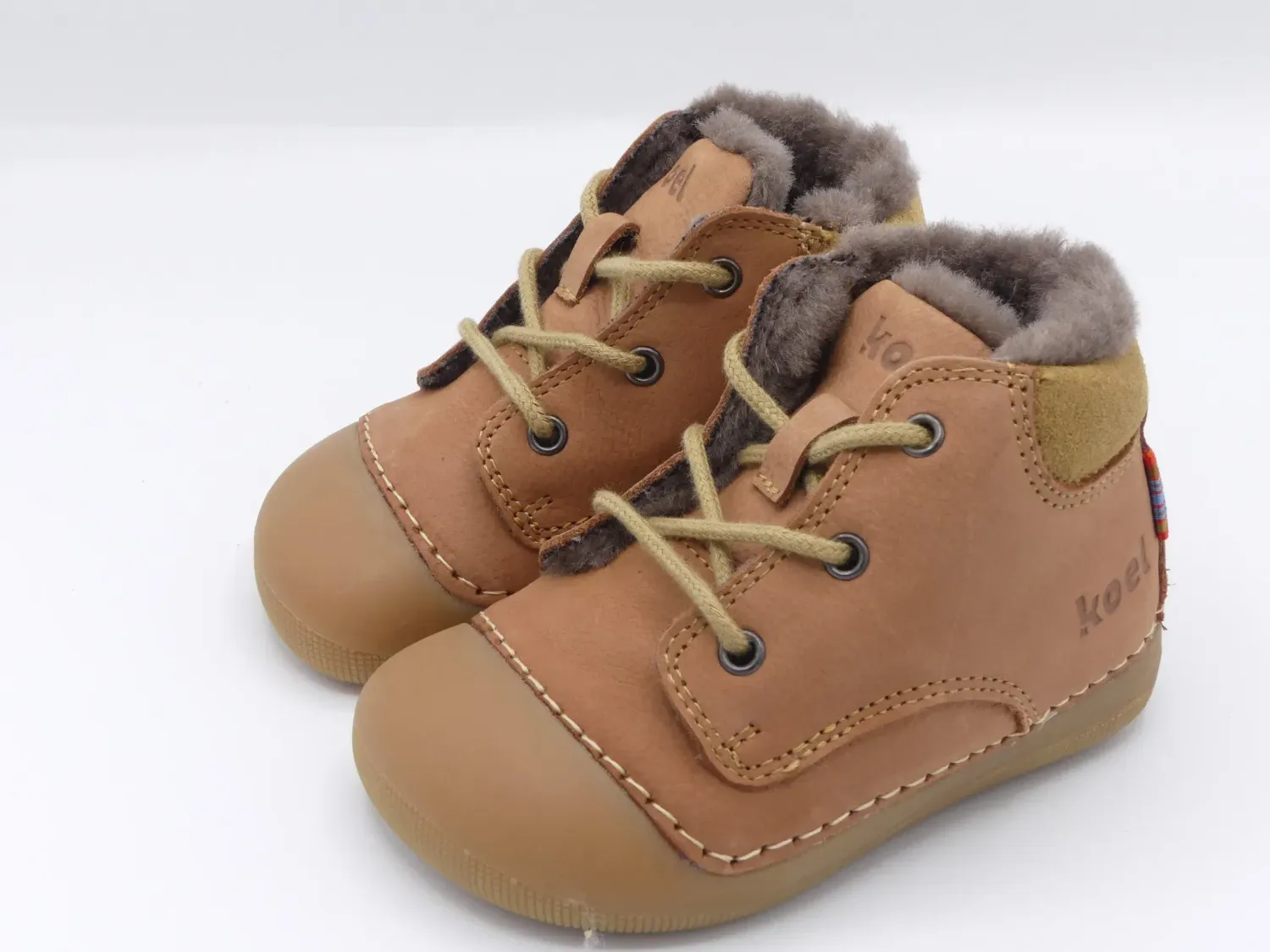 KOEL Baby Ava Blossom – Lauflerner Barfußschuh Winter mit Lammfell KOEL Baby Ava Blossom Lauflernschuhe – Paaransicht in Altrosa mit Lammfellfutter