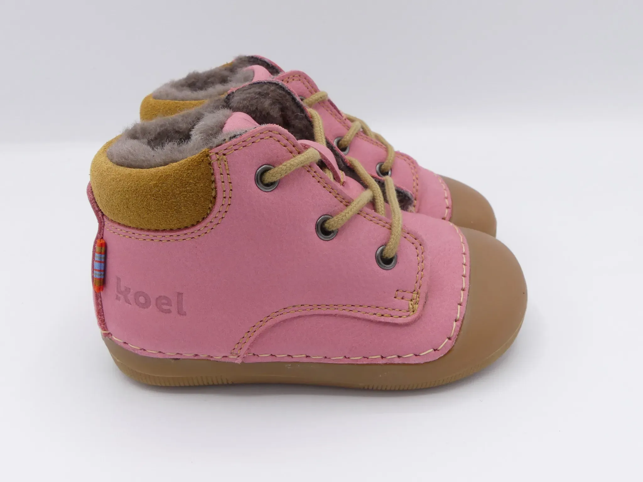 Koel Baby Ava Pink – Lauflernschuhe mit Lammfellfutter, seitliche Ansicht im Paar