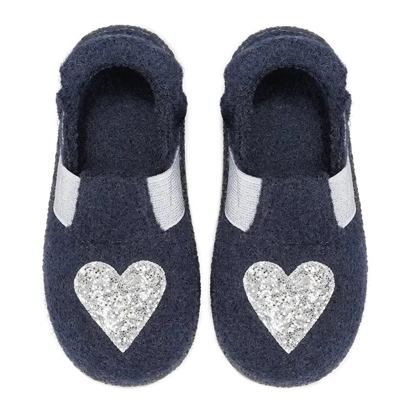 NANGA I Heart U 2.0 – Kinder Hausschuhe Dunkelblau mit Glitzerherz NANGA I Heart U 2.0 – Draufsicht auf dunkelblaue Kinderhausschuhe mit silbernem Glitzerherz