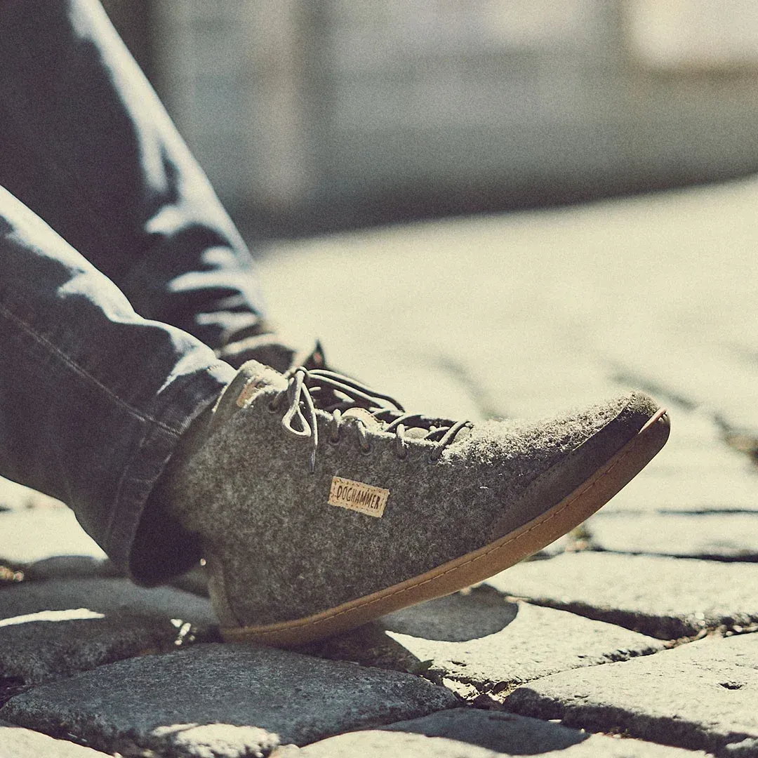 Doghammer Terrar Wool High Greyish Uni Barfußschuhe aus Wolle am Fuß getragen für Alltag