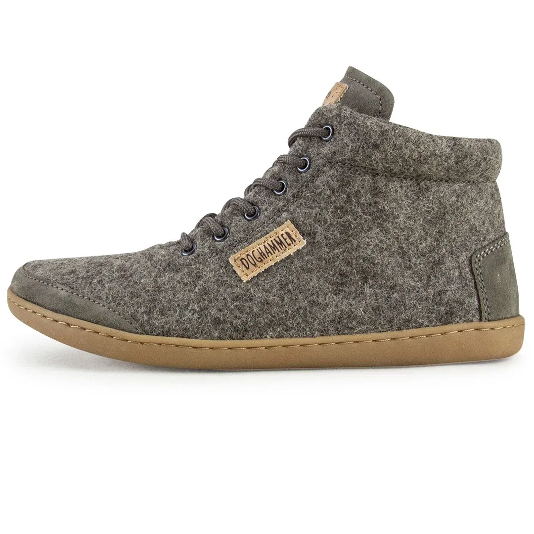 Doghammer Terrar Wool High Greyish Uni Barfußschuhe aus Wolle am Fuß getragen für Alltag