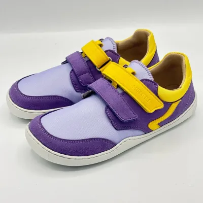 bLIFESTYLE krokodilSTYLE Lavendel – veganer Barfußschuh für Kinder, Paaransicht in Lila mit gelben Klettverschlüssen und weiß