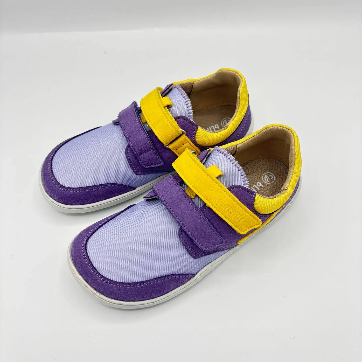 bLIFESTYLE krokodilSTYLE Lavendel – veganer Barfußschuh für Kinder, Paaransicht in Lila mit gelben Klettverschlüssen und weiß