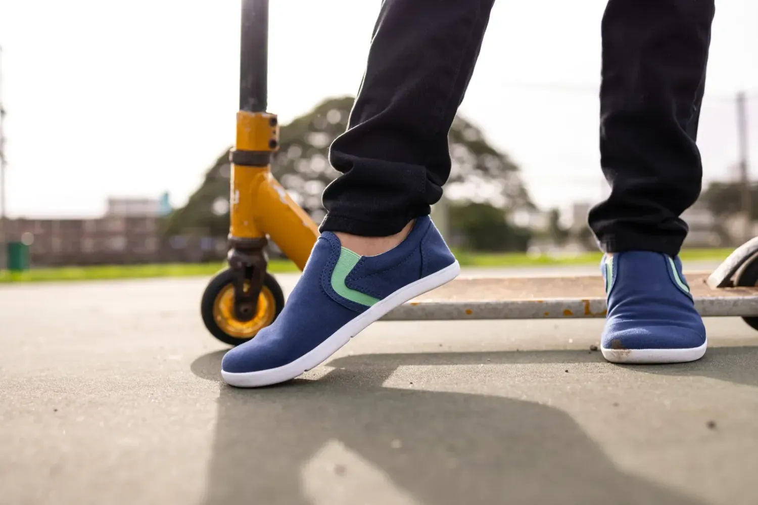 Xero Dillon Slip-On Kinder blau im Alltag beim Rollerfahren flexibel und bequem