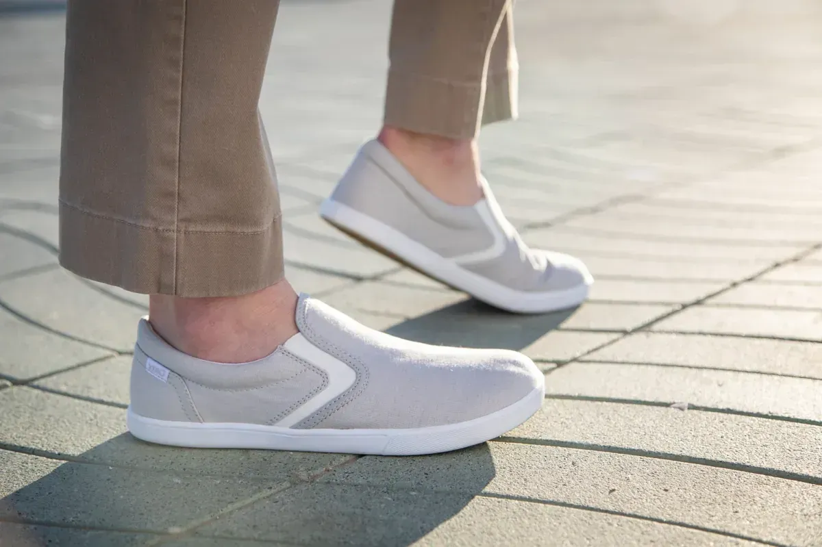 Herren tragen Xero Dillon Slip-On Lunar Rock Barfußschuhe beim Gehen im Alltag leicht und flexibel