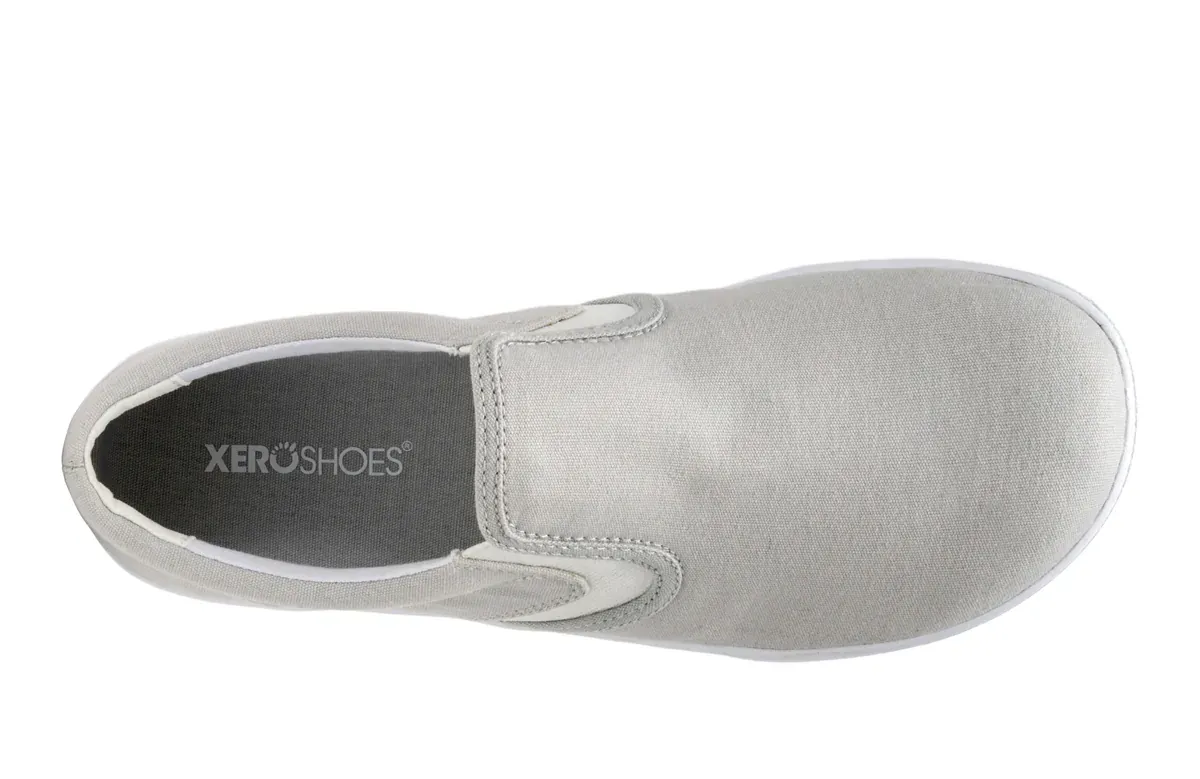 Herren tragen Xero Dillon Slip-On Lunar Rock Barfußschuhe beim Gehen im Alltag leicht und flexibel