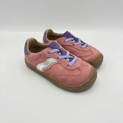 bLifestyle Wildbiene Baby Rosa schräg vorne – weicher Barfußschuh für erste Schritte mit breiter Zehenbox