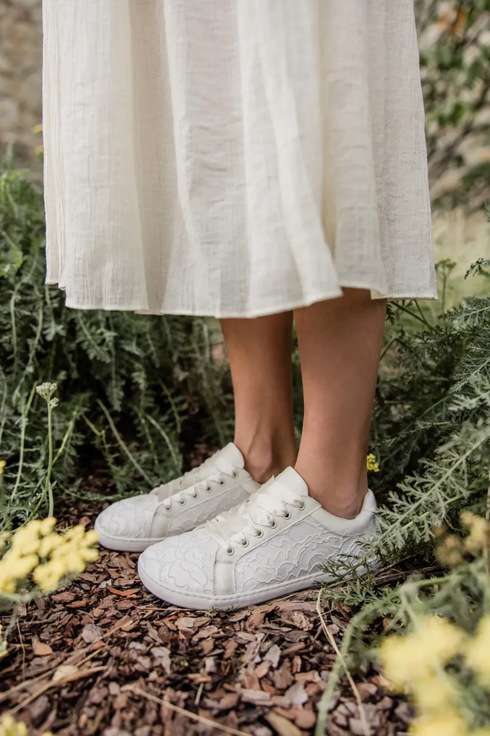 Shapen Lovin Damen-Barfußschuh in Offwhite mit floralem Spitzenmuster – natürlicher Look im Garten getragen